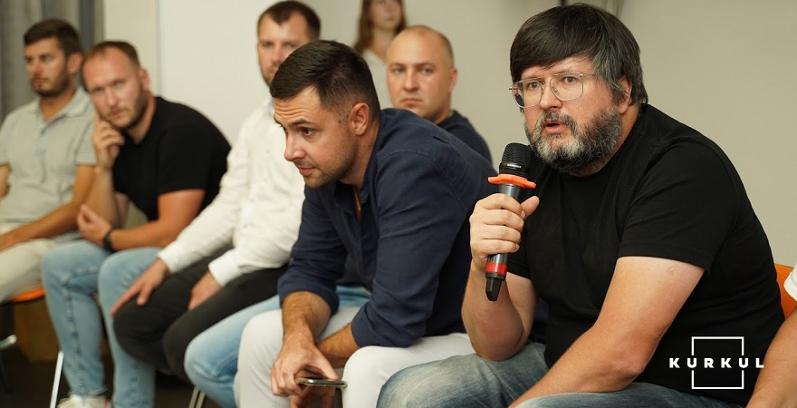 Праворуч з мікрофоном — Валерій Яковенко, співзасновник компанії Drone.UA